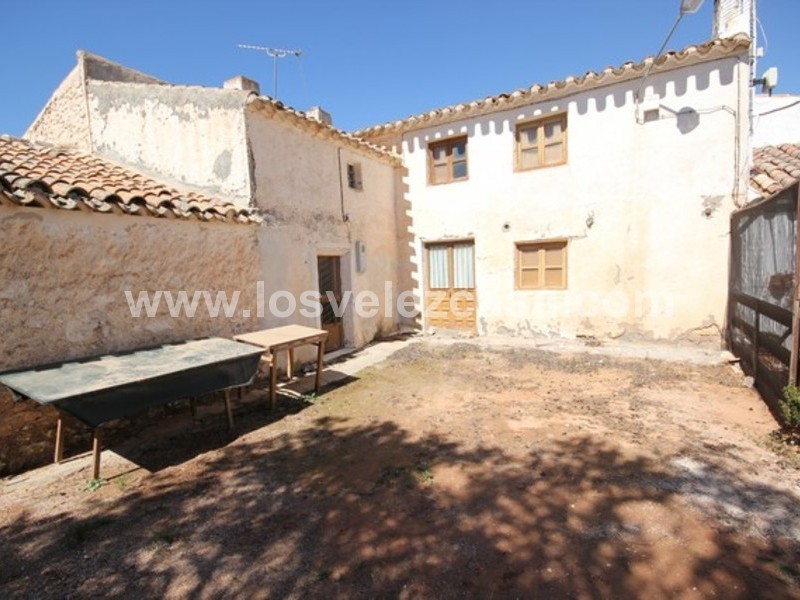 LVC435: Casa de Campo Adosada en venta en Chirivel, Almería