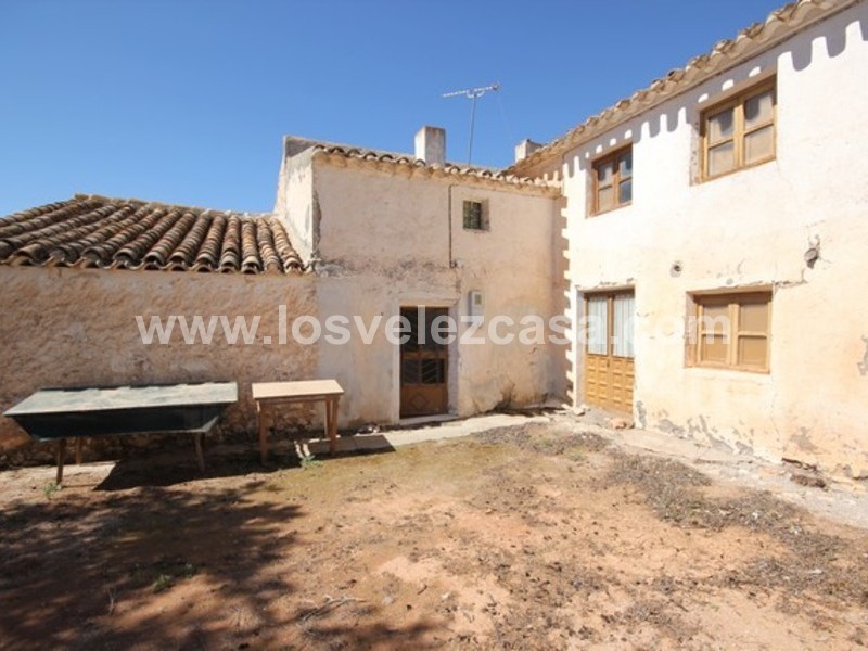 LVC435: Casa de Campo Adosada en venta en Chirivel, Almería