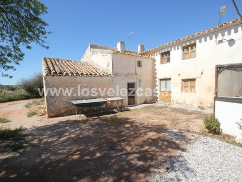 LVC435: Casa de Campo Adosada en venta en Chirivel, Almería